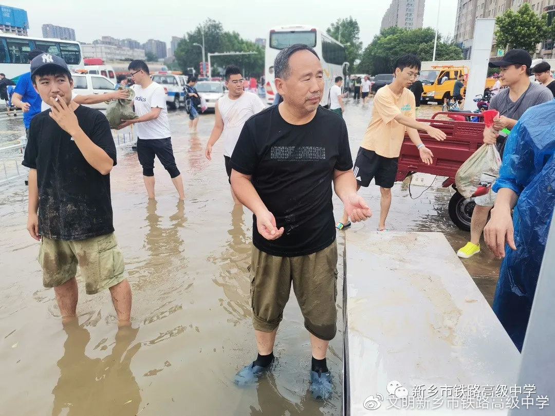 （吴强老师在一线抗洪救灾）
