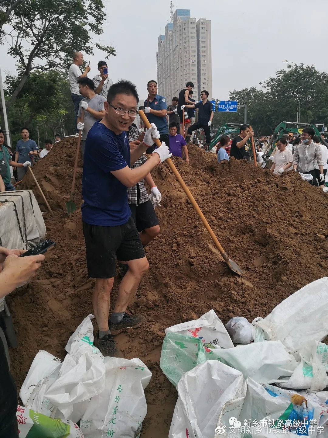 （许党辉老师奋战在抢险一线）