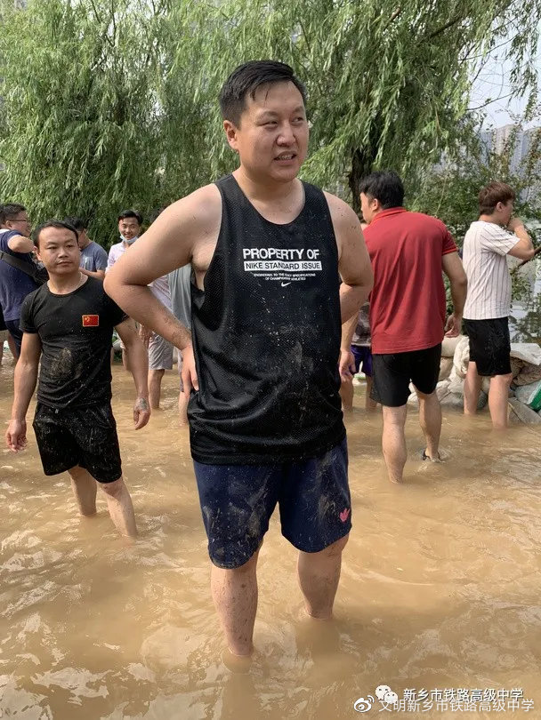 （张林杰老师奋力在抢险一线）