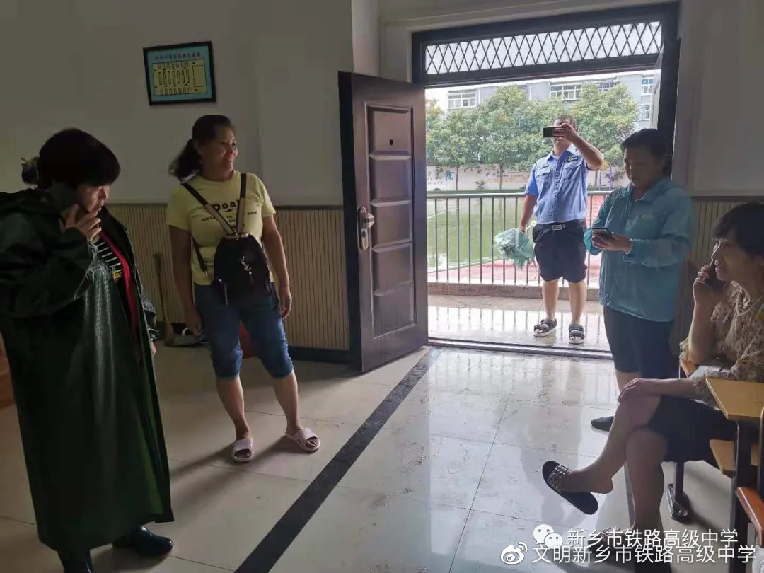 （受困群众在学校临时安置点休息）