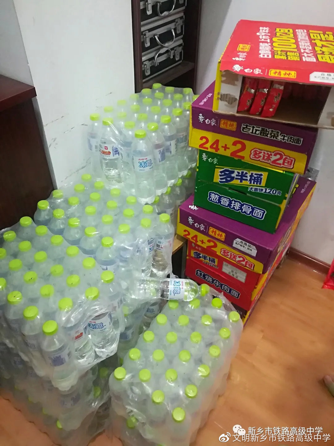 （学校临时安置点配备的食物和矿泉水）
